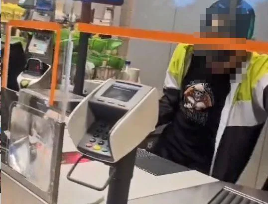 Handgemenge zwischen der Kassierin und einem jugendlichen Täter, der die Migros in Kollbrunn überfällt.